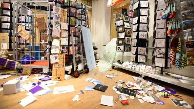 De winkel van Neufeglise werd maandagavond vernield door relschoppers.