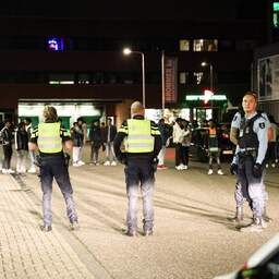 24 aanhoudingen en politie met stoeptegels bekogeld bij feest in Amstelveen