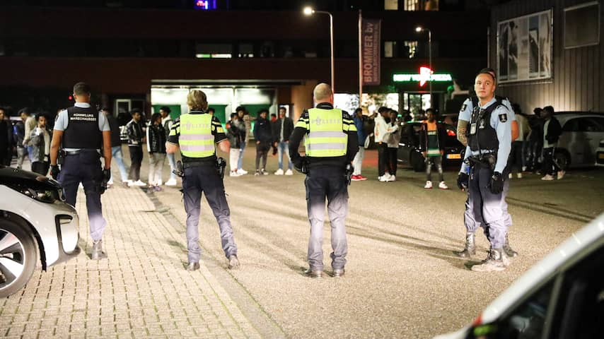 24 aanhoudingen en politie met stoeptegels bekogeld bij feest in Amstelveen