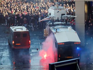 Vijf agenten gewond geraakt rond Ajax-duel, onvrede over politieoptreden