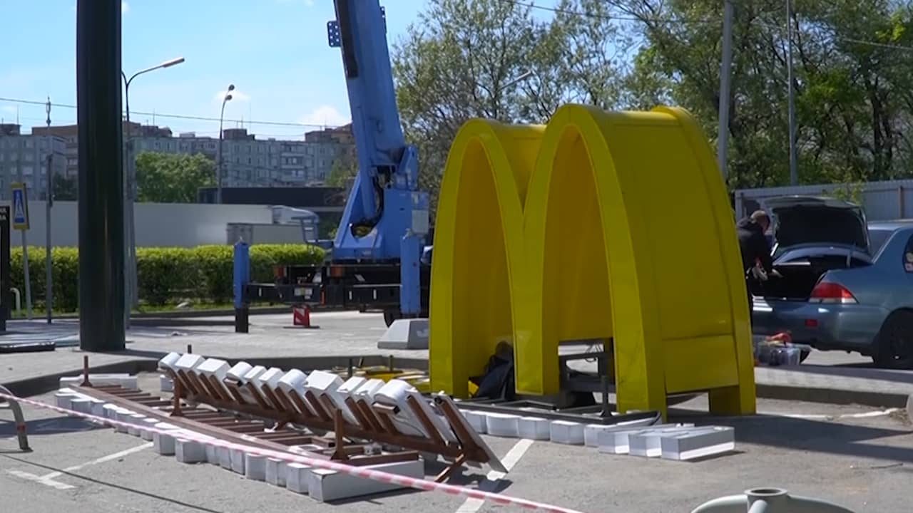 Beeld uit video: McDonald's verwijdert logo's in Rusland na verkoop restaurants