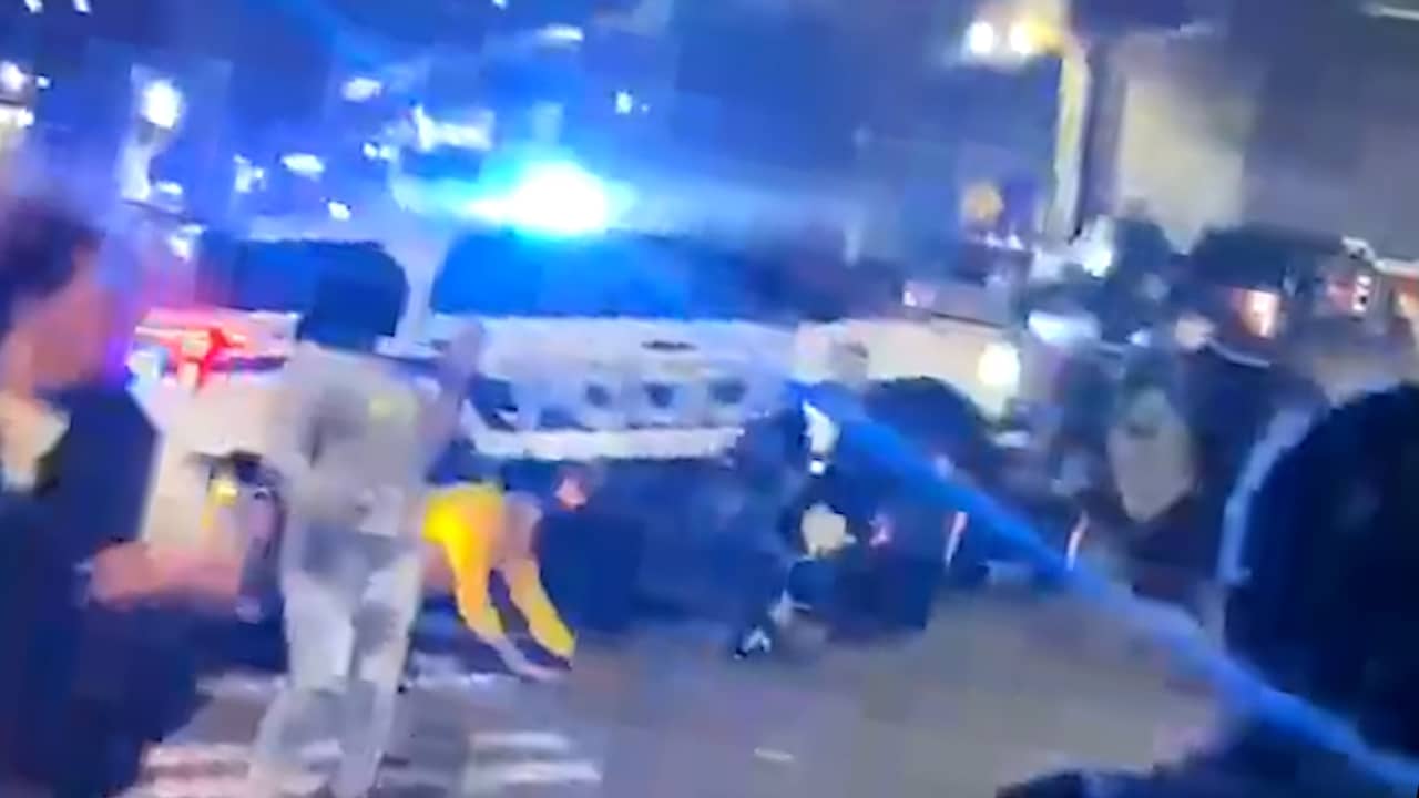 Beeld uit video: Politieauto rijdt publiek omver bij illegale straatdrift in VS