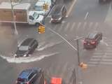 Straten van de stad New York staan onder water na zware regenval