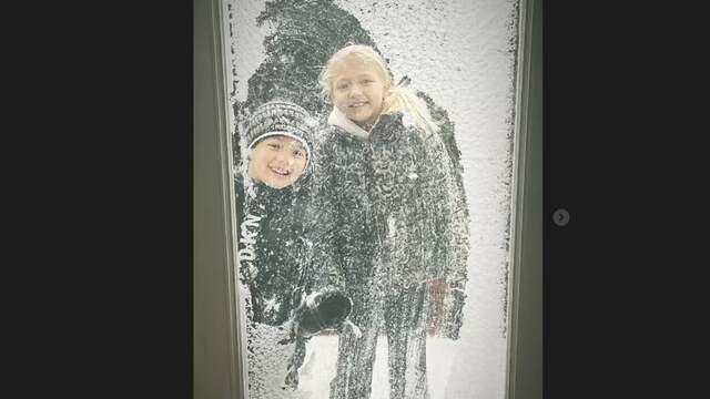 Jan Smit duikt de kou in met zijn twee kinderen. "Wat blijft het toch bijzonder", schrijft hij onder een foto van de twee.
