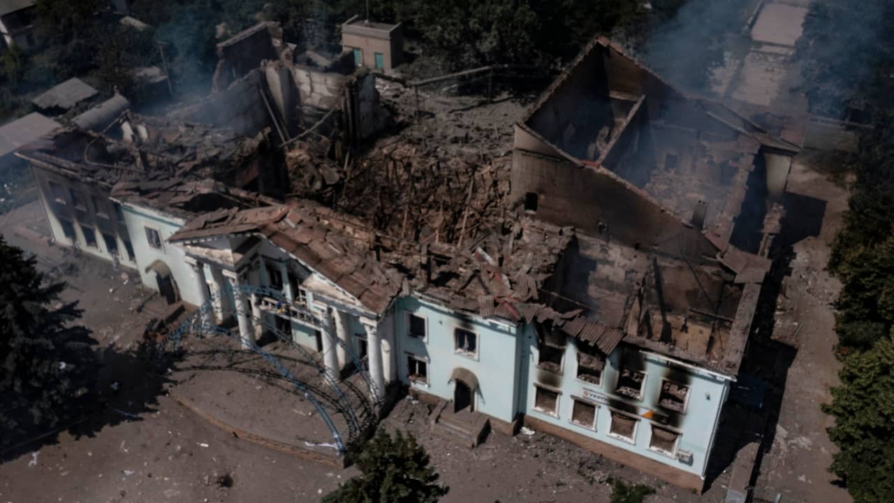 Вид с воздуха на разрушенное здание в Лисичанске, новой цели России.