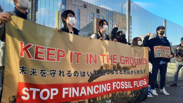 Japanse klimaatactivisten roepen hun land er bij de klimaattop in Glasgow toe op om te stoppen met investeren in fossiele brandstoffen.