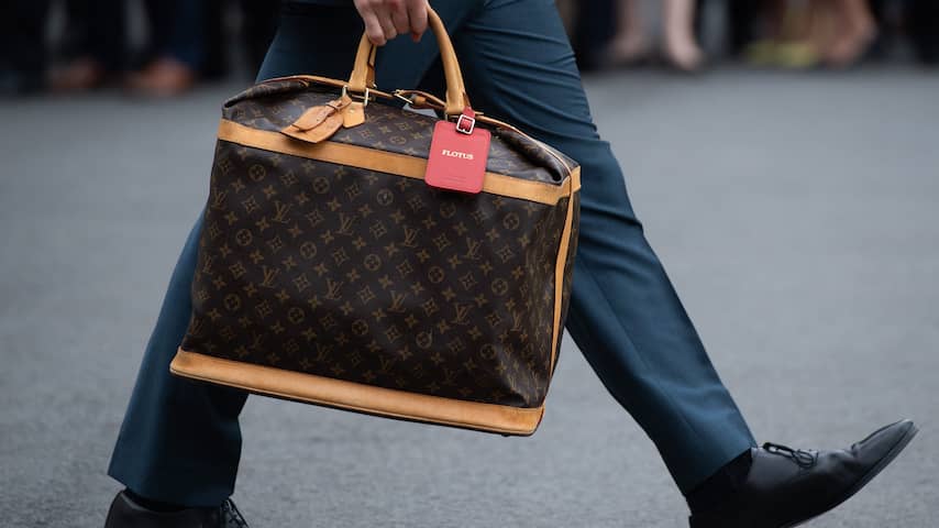 Louis Vuitton maakt parfum en handtassen wereldwijd duurder