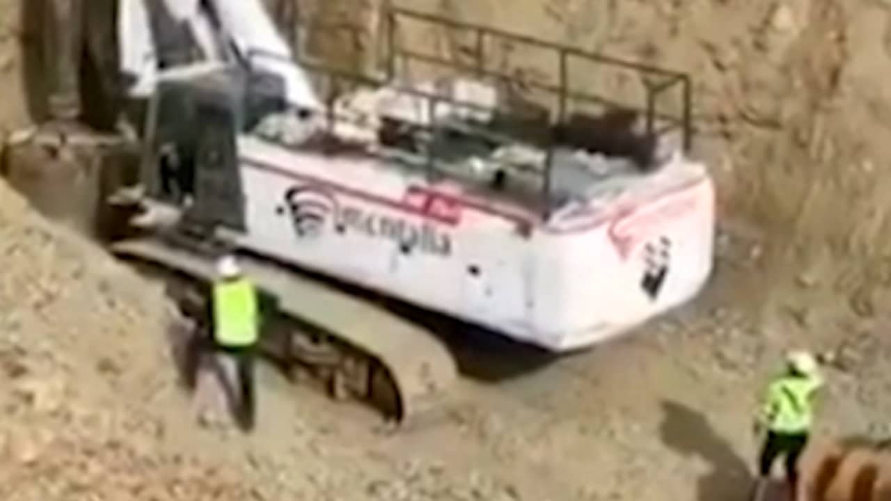 Beeld uit video: Reddingswerkers druk met boren om peuter te redden uit put