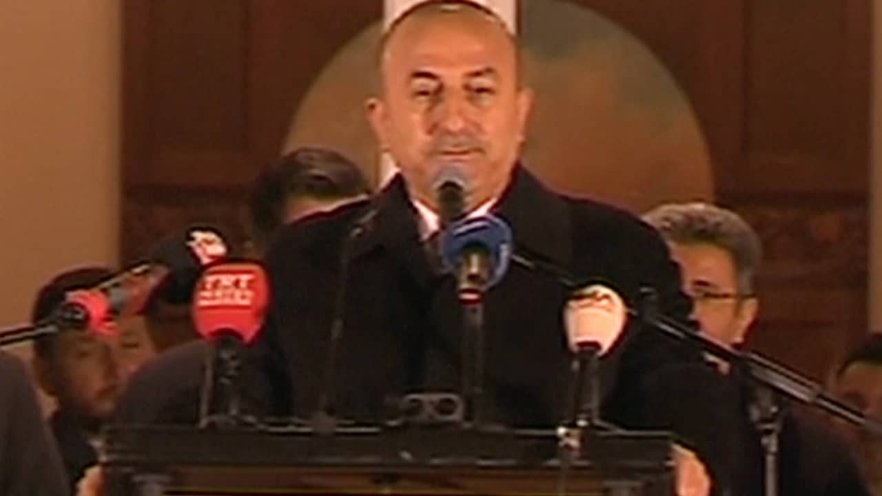 Turkse minister van Buitenlandse Zaken spreekt Turkse Duitsers toe