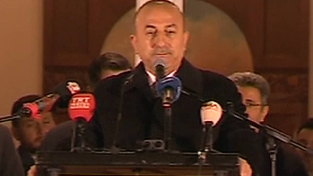 Beeld uit video: Turkse minister van Buitenlandse Zaken spreekt Turkse Duitsers toe