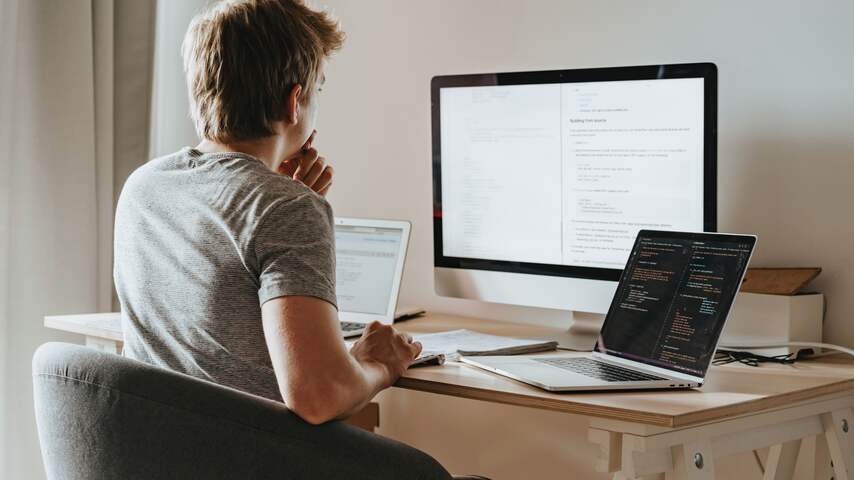 Man met computers