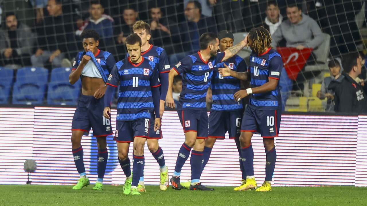 De spelers van Luxemburg vieren de 2-3 van Gerson Rodrigues.