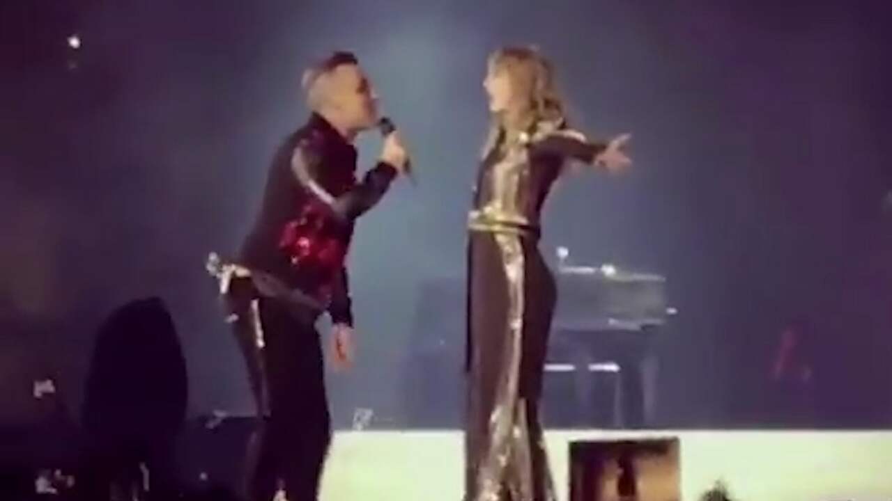 Beeld uit video: Robbie Williams verschijnt op podium met Taylor Swift