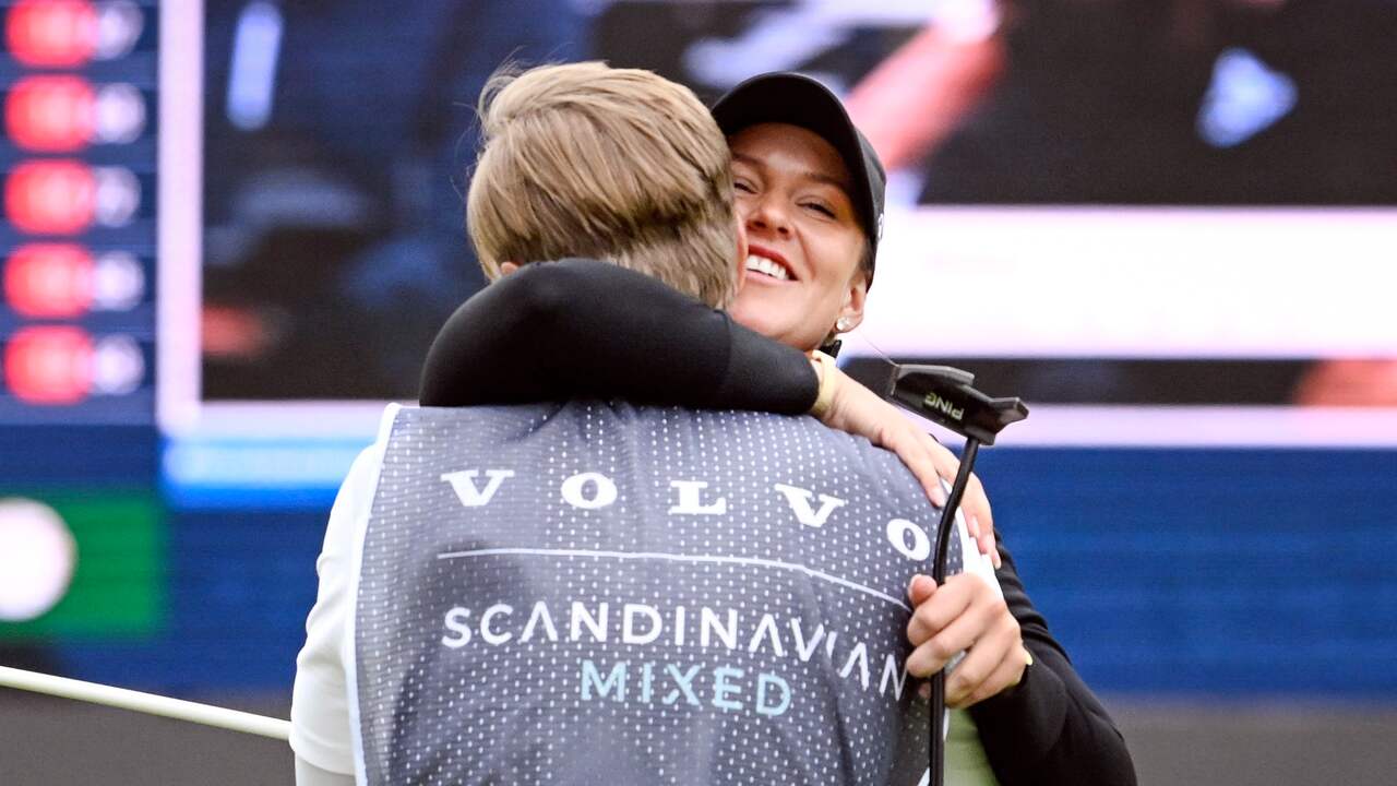 Linn Grant wordt na de zege geknuffeld door haar caddie, die ook haar partner is.