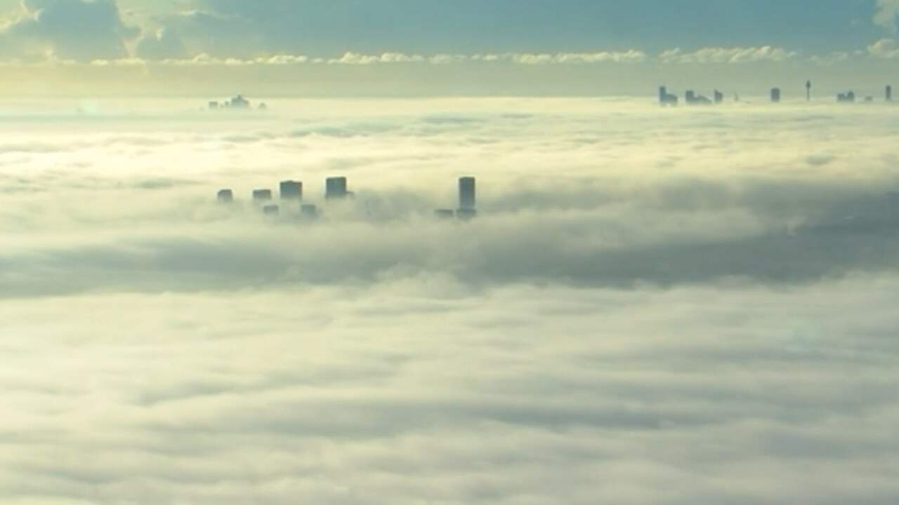Beeld uit video: Australische stad Sydney gehuld in deken van mist