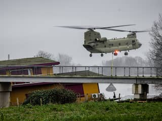 Defensie-helikopters droppen zware stenen op kapotte overlaatdam bij Maastricht
