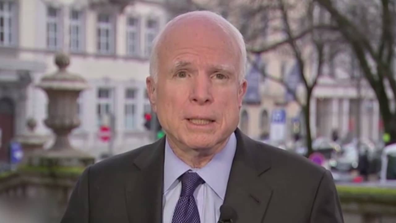 Beeld uit video: McCain reageert op Trump: 'Dictators beginnen met onderdrukken media'