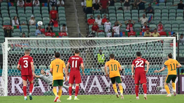 Wales-aanvoerder Gareth Bale schiet een strafschop hoog over tegen Turkije.