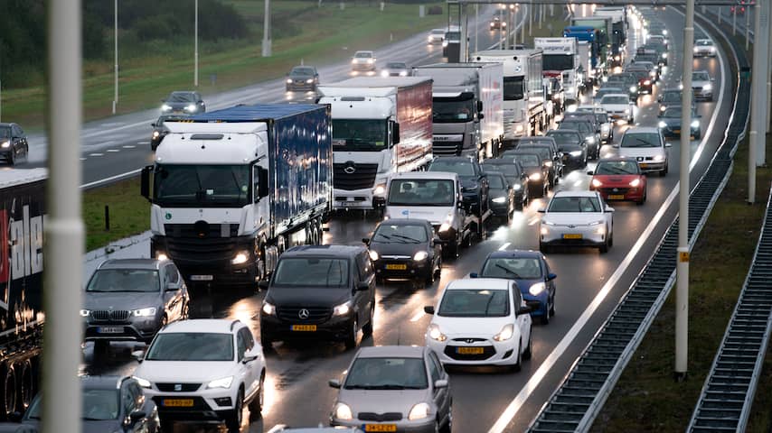 Wie zich in Nederland met een auto op de weg begeeft, moet wegenbelasting betalen.
