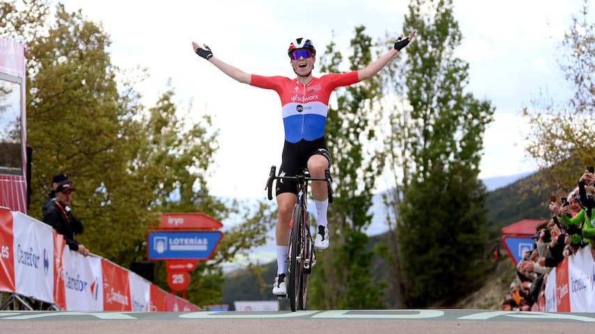 Vollering slaat toe in bergrit Vuelta en boekt eindelijk eerste zege van seizoen