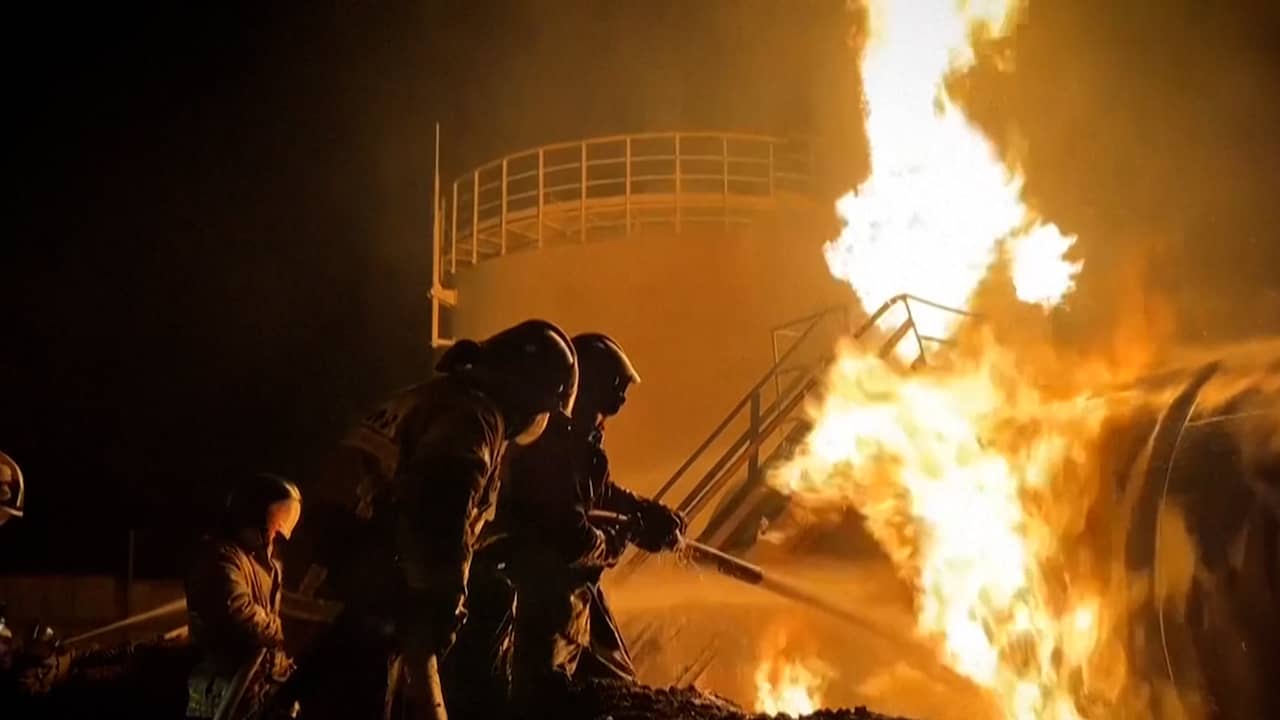 Beeld uit video: Vlammenzee na Oekraïense aanval op oliedepot in Luhansk