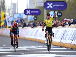 Live wielrennen | Vos wint Dwars door Vlaanderen na sprint tegen Van Anrooij