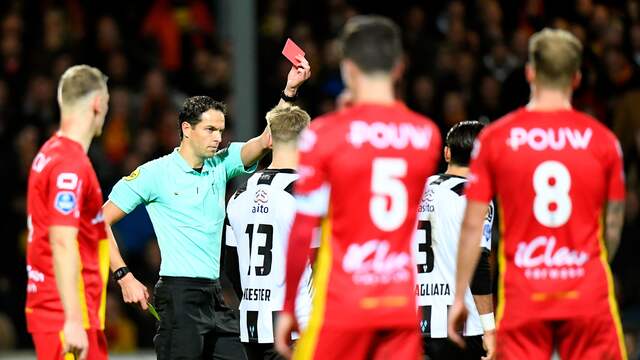 Scheidsrechter Richard Martens trok in de tweede helft twee keer rood, maar Go Ahead Eagles hield met negen man stand.