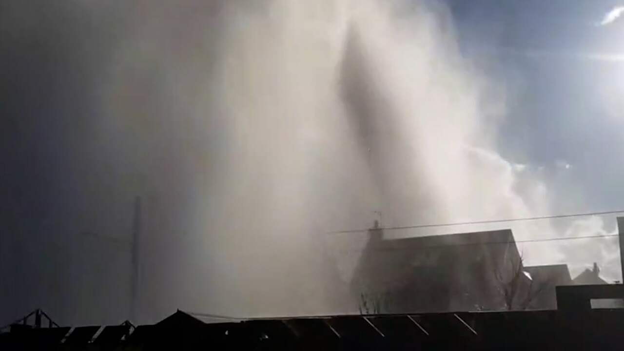 Beeld uit video: Water spuit metershoog de lucht in door kapotte leiding in VK