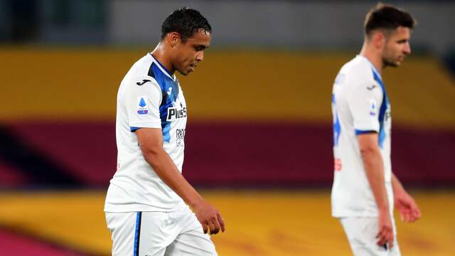De spelers van Atalanta lopen teleurgesteld van het veld na het gelijkspel tegen AS Roma.
