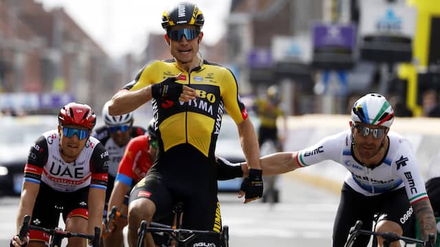 Wout van Aert viert zijn overwinning in Gent-Wevelgem.