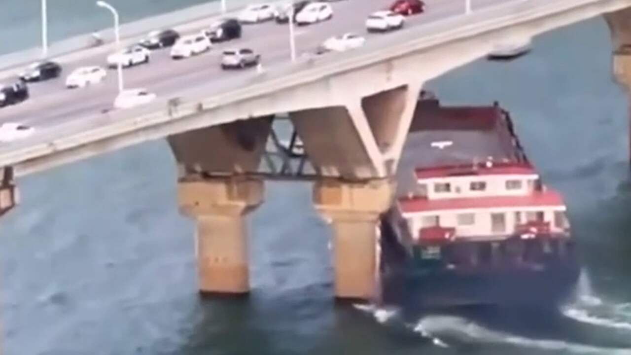 Beeld uit video: Vrachtschip in China botst tegen autobrug