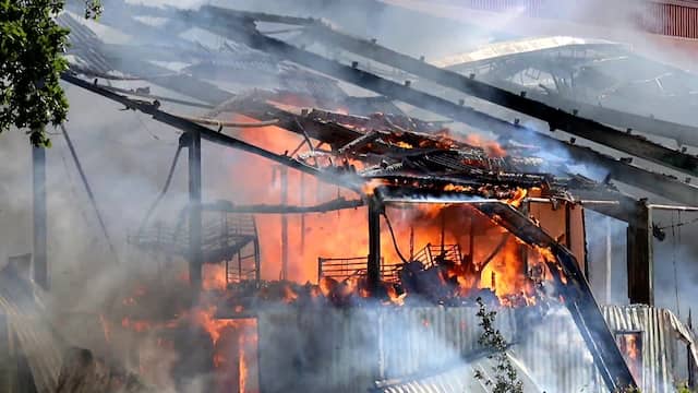 Brandweer bestrijdt uitslaande loodsbrand met veel rook in Zeewolde