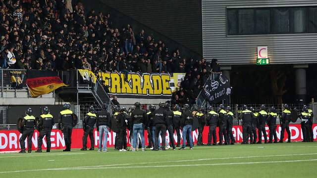 De derby tussen MVV en Roda JC liep zodanig uit de hand dat de ME eraan te pas moest komen.