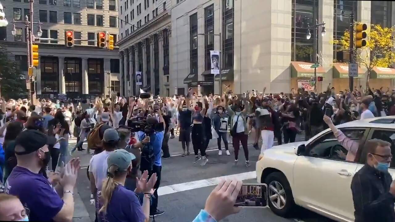 Beeld uit video: Amerika viert feest, Harris belt Biden: 'We did it, Joe'