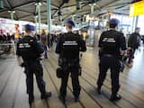 De Koninklijke Marechaussee voert extra patrouilles uit op luchthaven Schiphol, in reactie op de aanslagen in Brussel. 