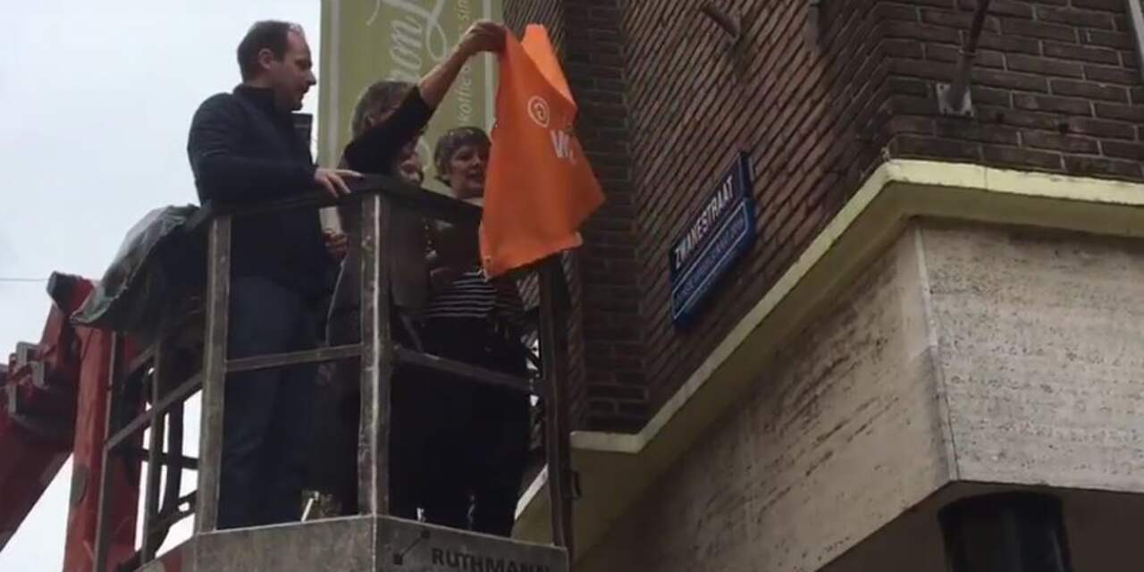 Wethouder onthult bord 'leukste winkelstraat van Nederland' in Zwanestraat