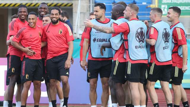 De spelers van België dollen met elkaar tijdens de training.