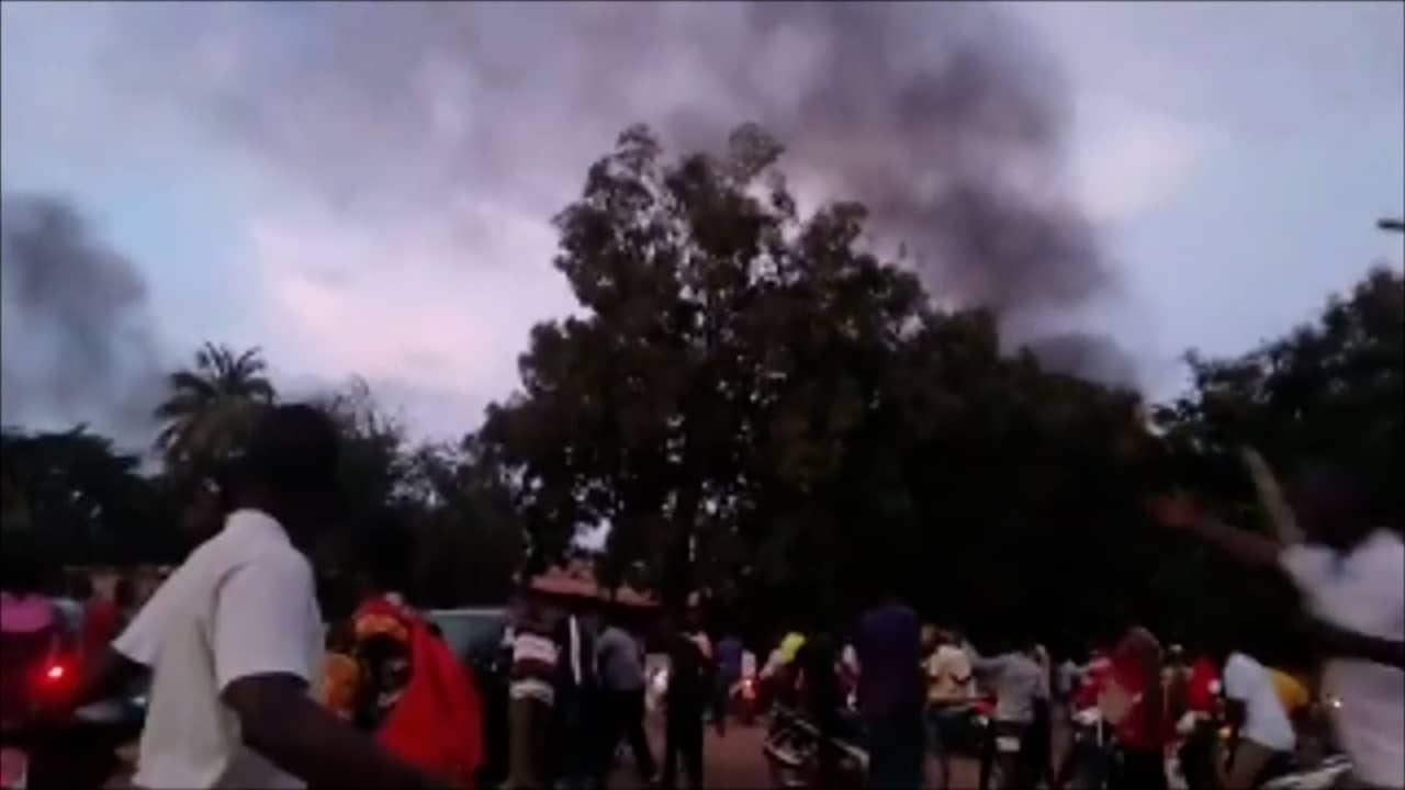 Beeld uit video: Brand en schoten bij Franse ambassade in Burkina Faso