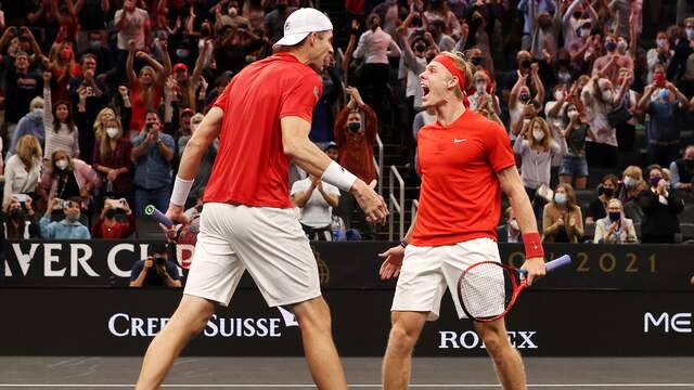 Blijdschap bij John Isner en Denis Shapovalov na hun winst in het dubbelspel.
