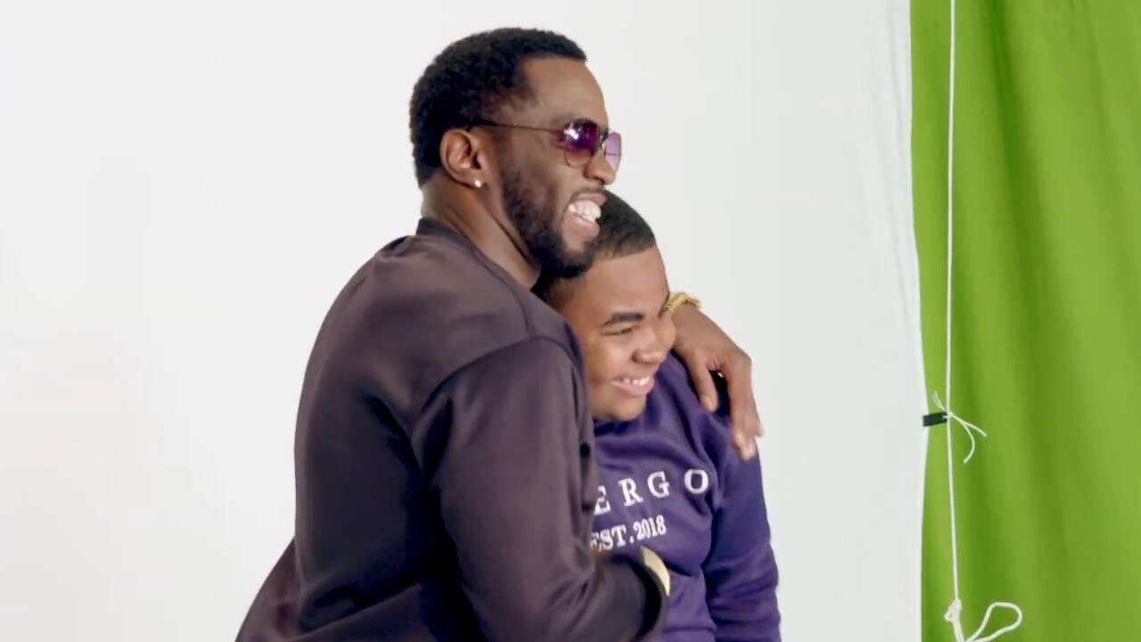 Beeld uit video: Rapper Diddy verrast jonge kledingmaker met geldcheque