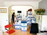 ROTTERDAM - Een vrouw pakt verhuisdozen uit in de woonkamer. Het vertrouwen in de woningmarkt keert langzaam maar zeker terug, volgens de NVM. ANP ROBIN UTRECHT
fotograaf	Robin Utrecht