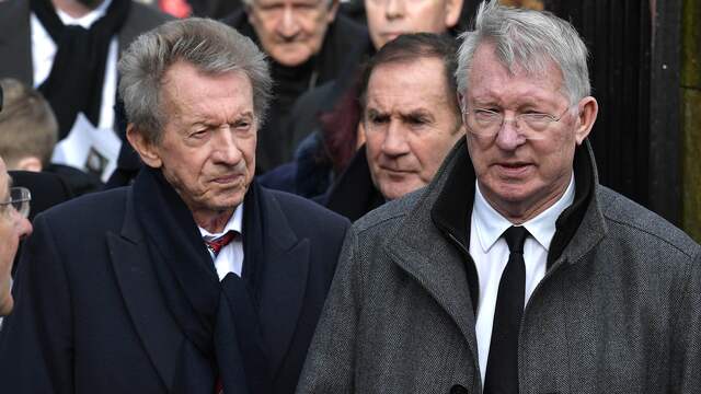 Denis Law (links) met voormalig Manchester United-manager Alex Ferguson op de uitvaart van oud-ploeggenoot David Herd in 2016.