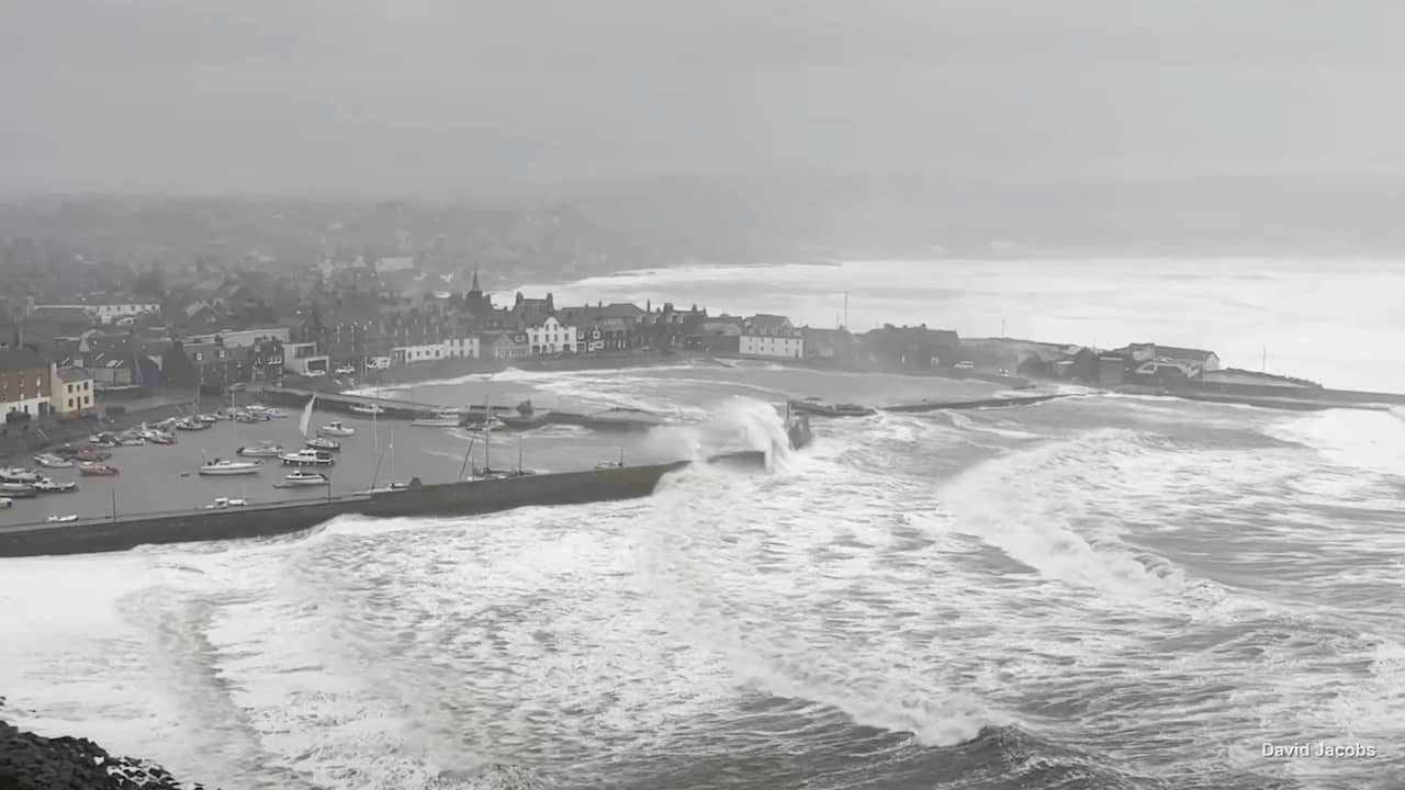 Beeld uit video: Meerdere doden in Schotland doordat storm Babet aan land komt