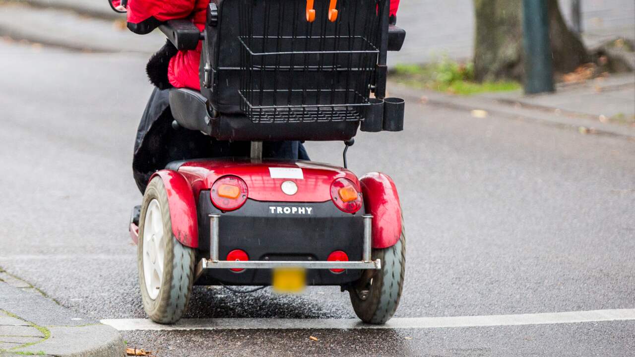 Auto en scootmobiel botsen op elkaar in Middelburg | Zeeland