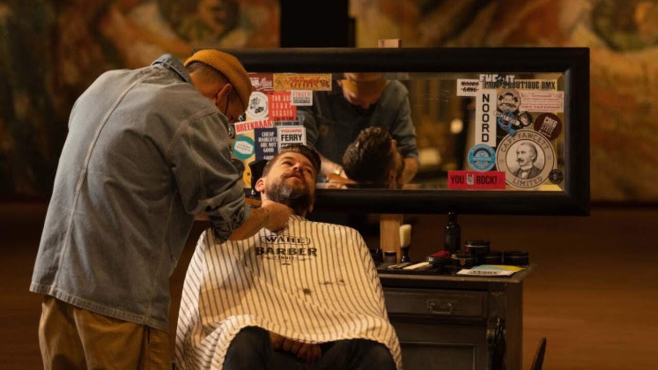 Het Van Gogh Museum is omgetoverd tot een beauty- en kapsalon. Mensen kunnen daar hun haar en/of nagels laten doen, terwijl ze naar werk van Vincent van Gogh kijken. De rest van het museum is wel gesloten.