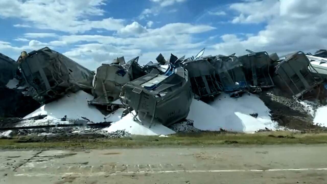 Beeld uit video: Automobilist filmt ravage na ontsporing goederentrein in Canada