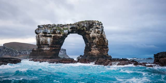 Beroemde rotsformatie Darwin's Arch bij Galapagoseilanden ...