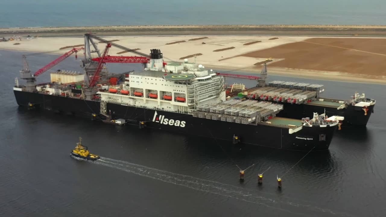 Beeld uit video: Drone dropt pakketje op grootste schip ter wereld in Rotterdam