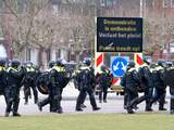 Politie grijpt weer in bij coronabetoging op Museumplein in Amsterdam