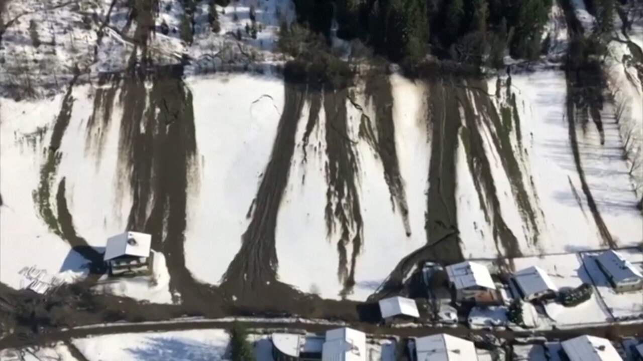 Helikopter brengt schade door lawines in kaart boven Oostenrijk